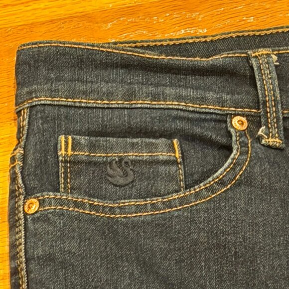 Lightly Used - Gloria Vanderbilt Amanda Jeans Size 16PS - 34" x 24" - Picture 2 of 14